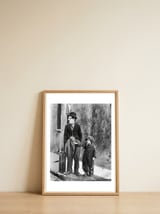 CHARLIE CHAPLIN and JACKIE COOGAN in THE KID (1921), directed by CHARLIE CHAPLIN. — framed, leaning against the wall thumbnail