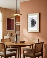 Genomsnitt framed in a intimate room thumbnail