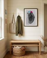 Genomsnitt framed in a relaxed room thumbnail