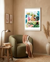 Miss Blogger framed in a tender room thumbnail