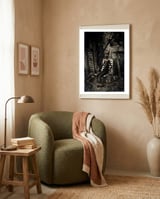 Disfrutando del silencio framed in a tender room thumbnail